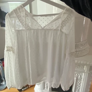 Vit blus  - Söt blus i stl S! Kommer inte ihåg vart den är ifrån🙃💕 typ aldrig använd