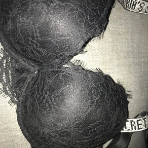 Ny Victorias secret bh - Helt ny med lappen kvar. Victorias secret bh stl 32D. Nypris strax över 700kr
