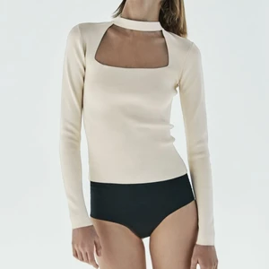 Zara tröja - Säljer denna trendiga tröja från zara! aldrig använt därav nyskick💕 lånade bilder!