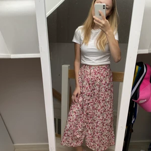 Kjol  - Blommig mönstrad kjol från New yorker.  Storlek 34, skulle säga att den sitter som en S/M, då den är lite stretshig i midjan. Passar även mig som är XS. Har aldrig kommit till användning, så är i nyskick! 