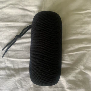 trådlös högtalare  - trådlös högtalare, vattentät med bluetooth koppling. 10 timmar speltid. laddas med usb-sladd (medföljer ej).   använd men fungerar fortfarande felfritt! superbra högtalare verkligen! nypris 399kr, mitt pris 200kr