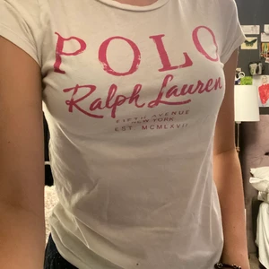 Ralph lauren t shirt - Assnygg ralph lauren t shirt som tyvärr nästan aldrig kommit till användning! Köparen står för frakt 💕