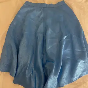 Säljer denna skitfina blåa kjolen från Na-kd från Misslilibells kollektion!💕💕