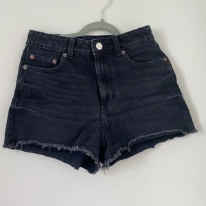 Jeansshorts  - Jeansshorts i en din stentvätt som tyvärr blivit för små för mig❤️