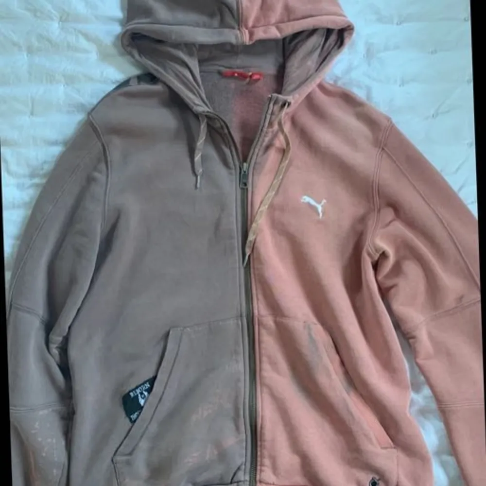 En omgjord zip hoodie från puma. Köpt från Phoenix and Freinds. Har en bra passform som passar alla. Färgen är en mörk rosa och en lila brun. Tröjor & Koftor.
