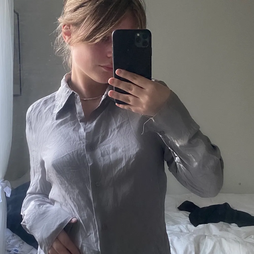 Super snygg och tunn skjorta perfekt till sommaren. Luftigt tyg som resulterar till att man inte blir varmđVaran skickas efter betalningen och kan Ă€ven samfraktađ„°. Paidat.