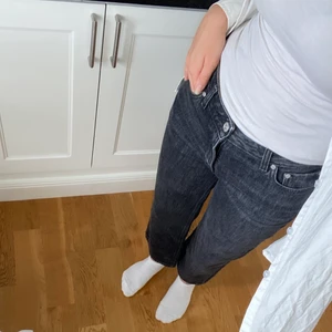 Jeans - GANNI - Säljer dessa HELT oanvända jeans från GANNI (finns t.o.m. prislapp på). Originalpris: 2095kr Säljer för endast 599kr❗️💢 Gjorda av 100% organiskt bomull. Jag har st. small och de passar mig. DMa mig om fler bilder önskas. ♥️♥️♥️