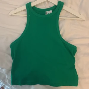 Grön Tanktop - Snygg tanktop från H&M Divided. Säljes pga för stort på mig. Helt nytt och oanvänt. 💚🌱 köpt för 49kr