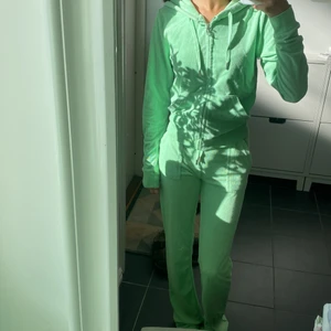 Juicy couture  - Säljer mina ljus gröna juicy couture, har haft den i en månad så den är i bra skick.   Byxorna är i storlek xs Tröjan är i storlek S Men är själv en xs i både byxor och topp så tröjan passar både för xs och S.