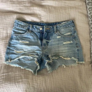 Lågmidjade jeansshorts - Jätte coola trendiga lågmidjade jeansshorts🤍🤍Helt slutsålda!! Använt få gånger så i bra skick💕Nypris: 399 kr.