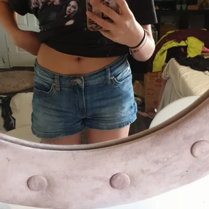 Blåa shorts  - Blåa jeans shorts. Som är lågmidjade. Använda några ggr. Strl xs men passar nog s. Köparen står för frakt.