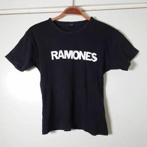 Ramones t-shirt - Kort tröja med Ramones-tryck! Väl använd med trycket är helt och fint. Märkt som L-LX men det är som en S🌻