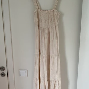 Maxi klänning  - Jättesöt långklänning från pull&bear som jag tyvärr inte fått någon användning av 💗💗