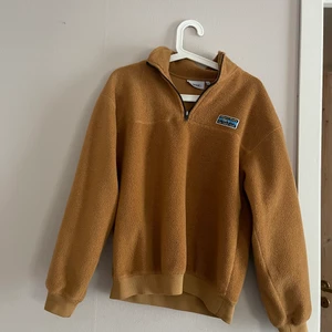 Fleece tröja från Junkyard - Säljer den här mysiga tröjan från Junkyard. Storleken är XS men är enligt mig oversize då den passar mig som bär S-M i tröjor. Kan mötas upp i Söderköping eller Norrköping eller frakta mot betalning 🪐