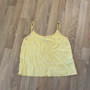 Jätte gulligt linne💛 - Säljer detta supersöta och somriga linnet från H&M!❤️ änvänd en gång och i superfint skick! 