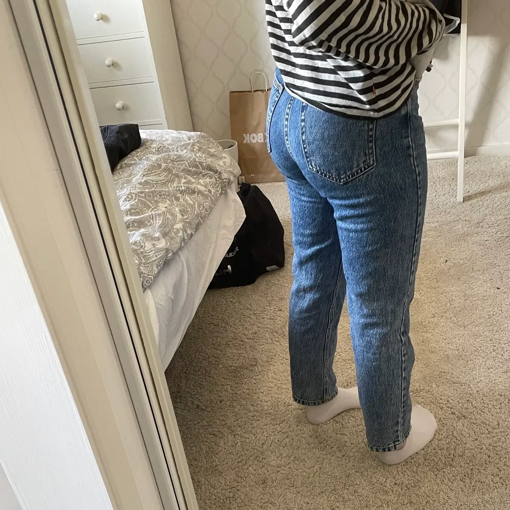 Köpta på Gina tricot för ett par månader sen🤍 riktigt snygga men använder dom tyvärr inte så mycket längre. Jeans & Byxor.