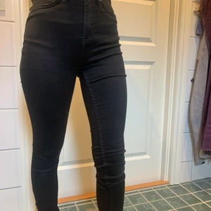 Svarta jeans  - Svarta högmidjade skinny jeans från lager 157 