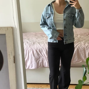 Levis jacka  - Levis jeans jacka i toppen skick. Storlek S, jätte fin wash men som aldrig kommer till användning. Skriv för fler bilder eller vid frågor!!