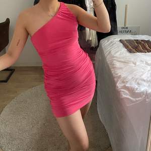 Superfin rosa tajt klänning från MISSGUIDED i storlek 36
