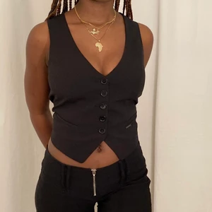 Svart kostym väst  - Jättekattig kostym väst | Fint skick, köpt secondhand men endast använd 2 gånger av mig | Köpare står för frakt ❣️