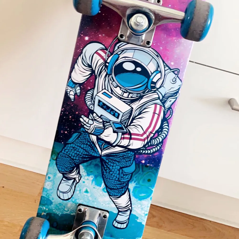 Fin skateboard med ritningar: astronaut, galax och många färger. Använd ett par gånger. Frakt ingår ej. Övrigt.