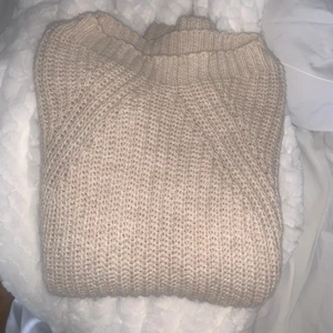 Tröja - Stickad tröja som jag säljer för att den ej används. Storlek S men passar mig som bär XS i allt annat. Färgen är som på första bilden. Hör av er vid frågor och/ eller för fler bilder 😊