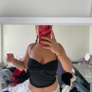 Svart topp - En fin svart topp. Aldrig använd. 