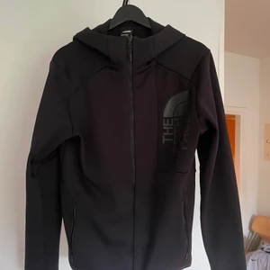 The north face hoodie - Svart the north hoodie kofta bra skick. (denna luva passar bra med kepsar). ggr
