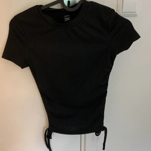 Svart t-shirt  - Säljer för att den inte kommit till användning.