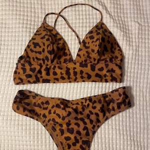 Leopardmönstrad bikini som enbart är använd ett fåtal gånger (nyskick). Toppen är korsad i ryggen och i storlek 36 och underdelen har detalj på baksidan (se bild två) och är i 34. 