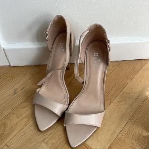 Beige high heels  - Högklackade sandaletter 