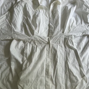 Skjorta med detaljer  - Skjorta med korset liknande  God skick 