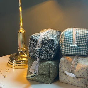 necessärer 🖤 - säljer dessa 4 egensydda necessärer i limiterad utgåva 🖤 obs! priset och storleken varierar mellan de olika necessärerna så kontakta mig vid intresse 🥰