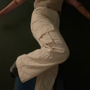 Off-white cargobyxor.  - vid modell, endast använd en gång. väldigt långa, strl 38. asballa. frakt ej inkl i priset! 