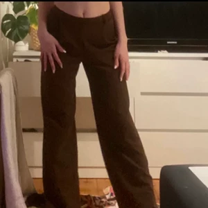 Bruna kostymbyxor  - Superfina bruna kostymbyxor från Nelly!! I storlek xs men passar mig som har både xs och S!