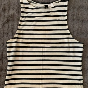 Topp - Snygg randig topp till sommaren 