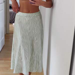 Fin kjol från Vero Moda. Den har resår baktill och går därför att bära både hög- och lågmidjad. 
