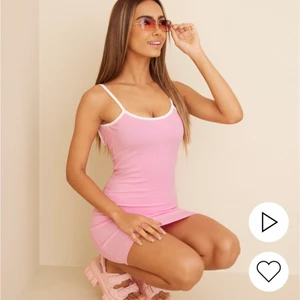 Oanvänd klänning med lappar kvar! - Oanvänd klänning från Nelly med djup rygg i fint ribbat material. Storlek M med lappar kvar.