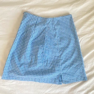 brandy melville kjol - söt brandy melville kjol med en liten slits, jättebra skick!