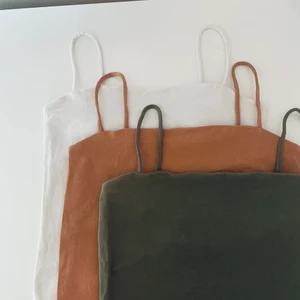 3st croppade linnen - 3st croppade linnen i färgerna Grön, vit och ljusrosa. Använda men i fint skick. Alla i storleken xs. Köparen står för frakt.