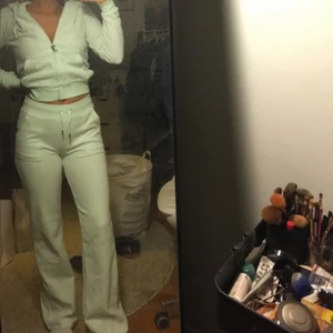 Juicy couture set - Superfint Mjukisset från juicy couture. Säljes pga att det inte kommer till användning. Jag är 165cm lång. 