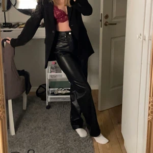 Byxor i imiterat skinn  - Säljer dessa byxor då ja bara har använt dom vid ett tillfälle! Jättebra skick och sitter bra på kroppen! Storlek xs! 200kr+frakt 