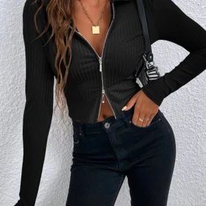 SHEIN topp - Svart topp från SHEIN, aldrig använd. Köpt som en M men är som en S. 90kr + frakt