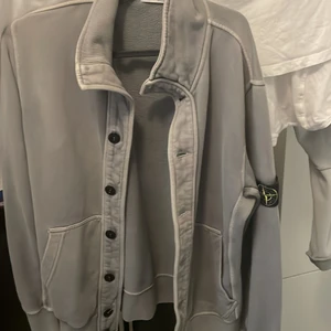 Stone island jacka med knappar - Jag säljer nu min stone island jacka i bra skick, det finns inga fläckar. 