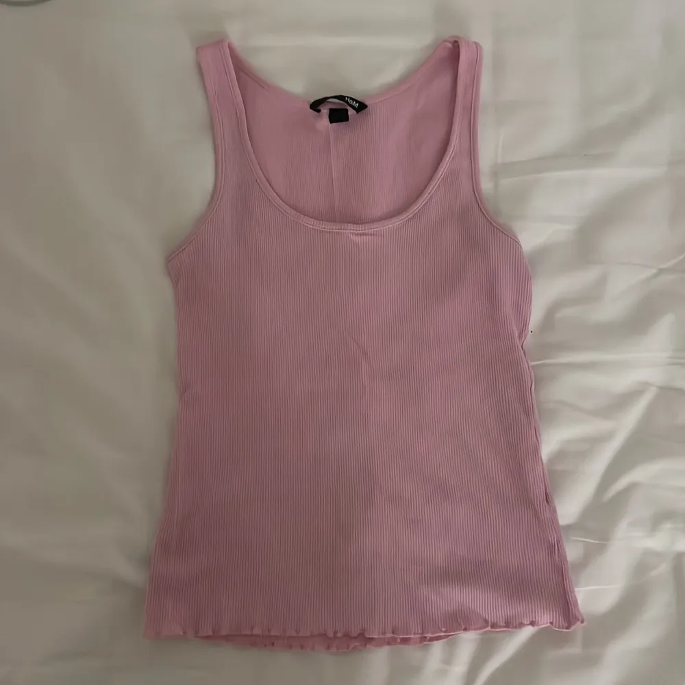 Rosa linne från hm för några år sen säljer pga strl inte passar mig😭😻🙏 . Toppar.
