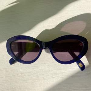 Ny skick, använda fåtal gånger! Mörk blåa solglasögon med guldig logga, från Elsa Hosk x CHIMI eywears kollektion. Modell ”just right”.