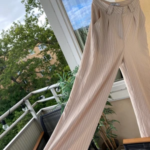 Beiga kostymbyxor - Beiga byxor med svarta ränder från nakd. För långa för mig som är 166 (släpar i marken även om jag har sneakers). Kan hämtas i Telefonplan alternativt fraktas och då står köparen för frakt 🌸