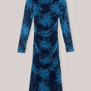Ganni floral print dress nyskick! - Grym klänning från Ganni, storlek S. Mesh material med foder. Jättejättefin men tyvärr för liten för mig. Använd med kärlek och inte en rispa eller fläck på den. 