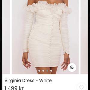 Jättefin of shoulder klänning från Dennis Maglic aldrig använd då den va förliten, storlek xs nypris 1499 säljer för 599