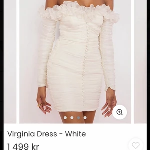 Klänning  - Jättefin of shoulder klänning från Dennis Maglic aldrig använd då den va förliten, storlek xs nypris 1499 säljer för 599